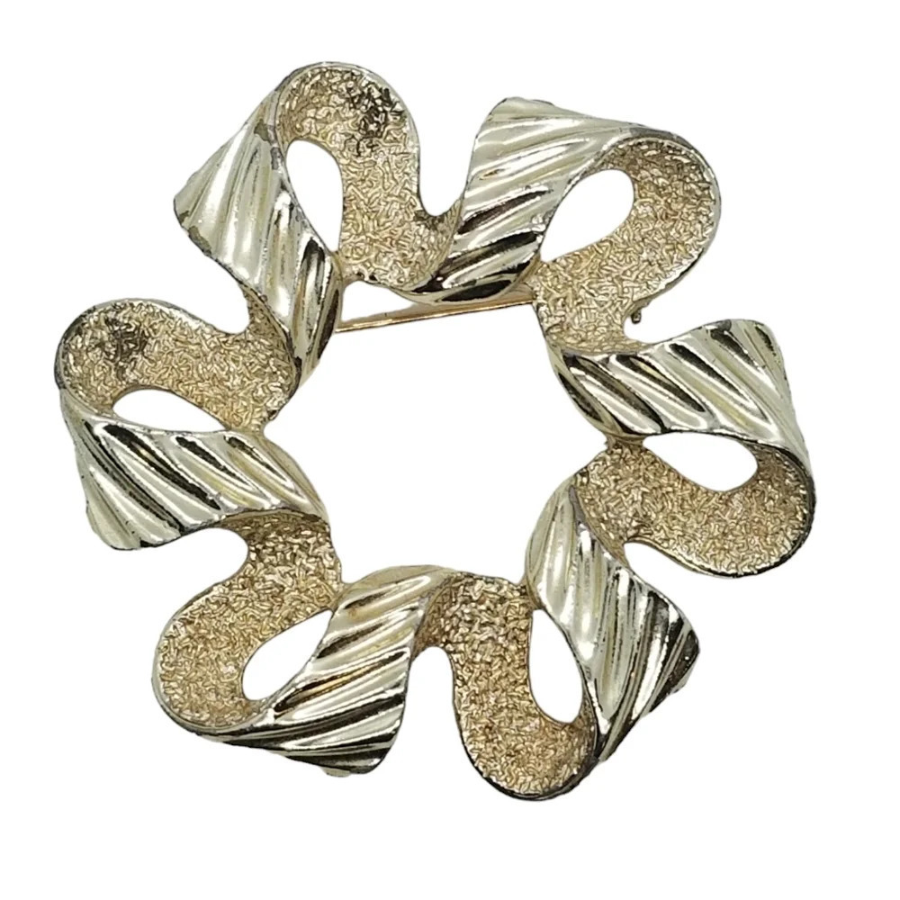 SARAH COVENTRY VINTAGE 1971 RIBBONETTE DESIGN LARGE GOLDTONE BROOCH